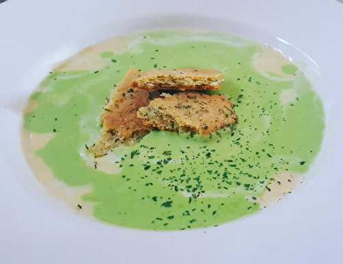 Cabillaud, royale à l'ail et lard paysan, velouté de petits pois et crumble au thym