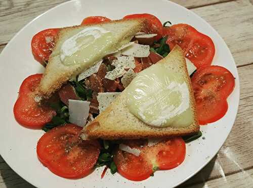 Salade gourmande au jambon fumé et toasts de Rocamadour