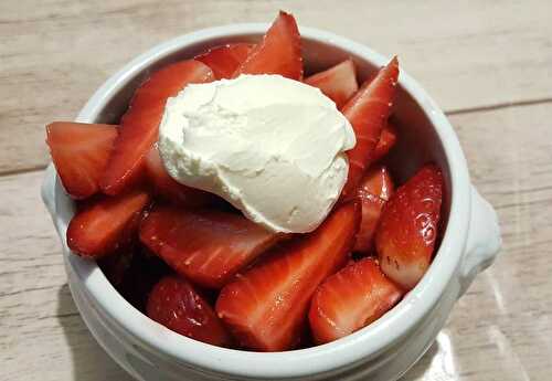 Salade de fraises vanillée et sa quenelle de crème d'Isigny