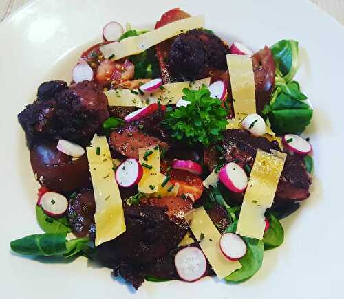 Salade gourmande aux foies de volaille, tomate noire de Crimée, gouda vieux Holland Master, radis et mâche