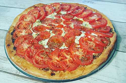 Tarte fine à la tomate et au fromage à raclette à la moutarde à l'ancienne