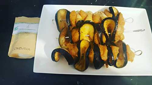 Brochettes de poulet mariné au curry et combava et aubergine