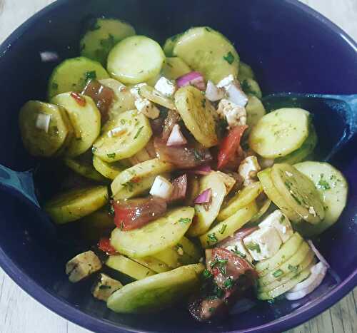 Salade de concombre, tomate noire de Crimée, féta, oignon rouge au vinaigre balsamique