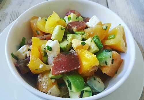 Salade de tomates, avocat, oeufs durs, et féta