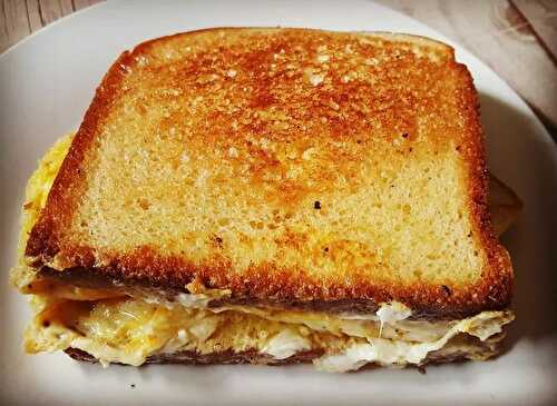 Fried egg grilled cheese sandwich - Popote de petit_bohnium