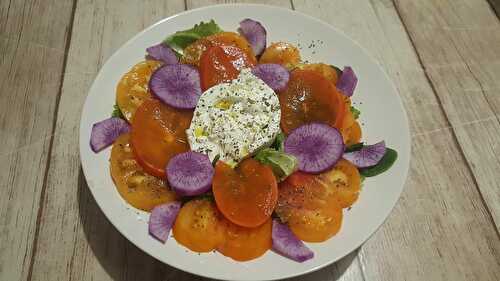 Salade aux tomates jaunes, kaki et burrata