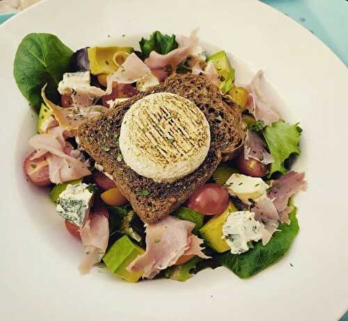 Petite salade au crottin brûlé au chalumeau