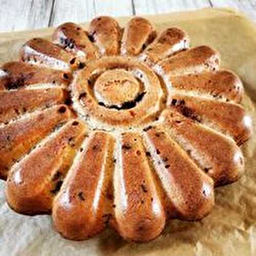 Gâteau au yaourt, pépites et sauce chocolat