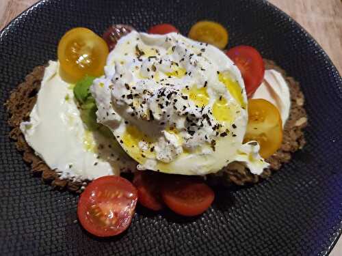 Toasts de pain de seigle, tomates cerises et burrata