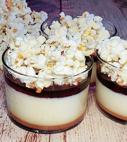 Panna cotta avec son coulis de caramel et pop corn