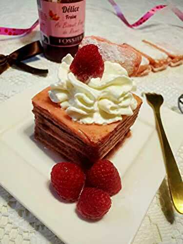 Gâteau de crêpes aux biscuits roses de Reims