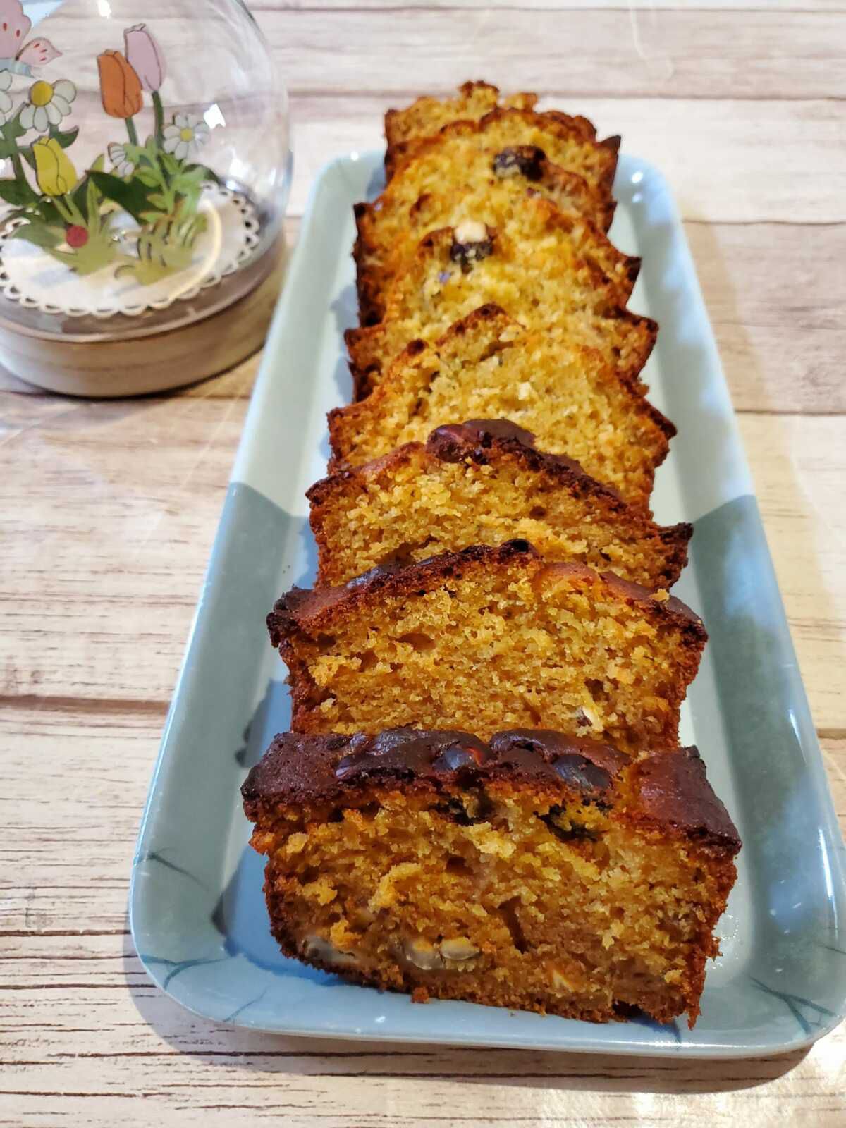 Cake salé au  yaourt de chèvre, miel et noisettes