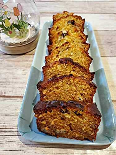 Cake salé au  yaourt de chèvre, miel et noisettes