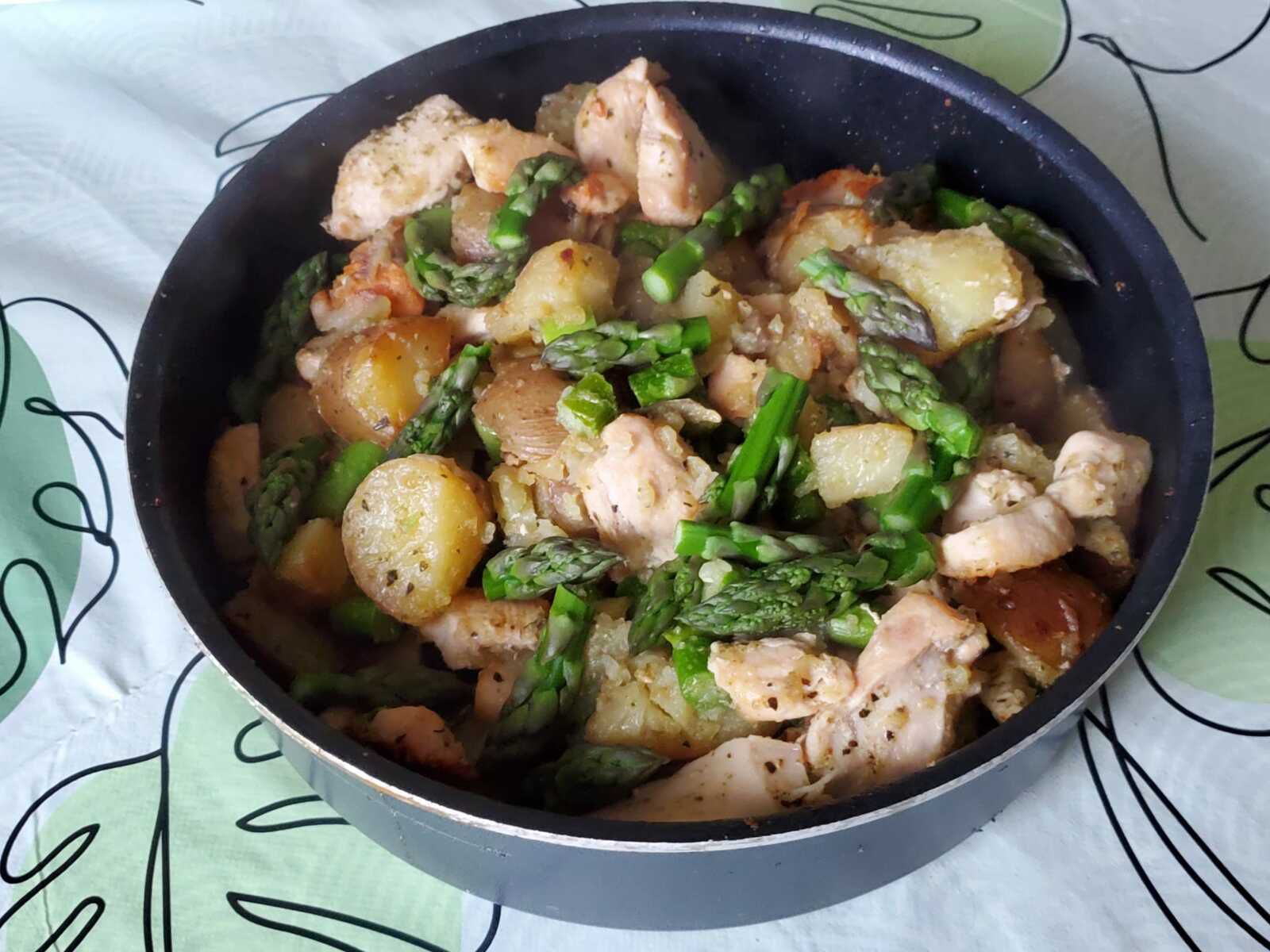 Poêlée de pommes de terre, poulet et asperges vertes