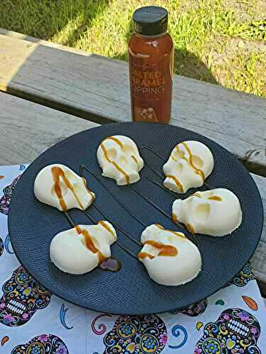 Panna cotta tête de mort coco et son topping caramel au beurre salé