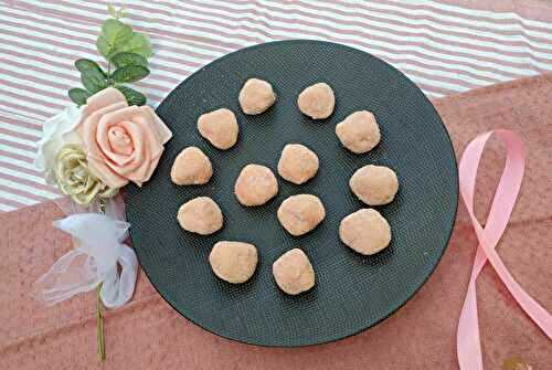Truffes au chocolat blanc et biscuits roses
