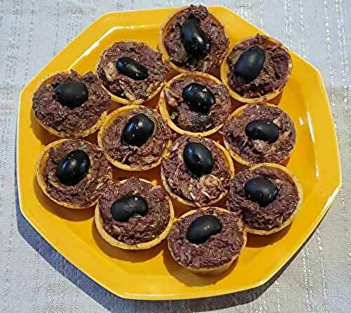 Taco cups au maquereau à la provençale et à la tapenade noire