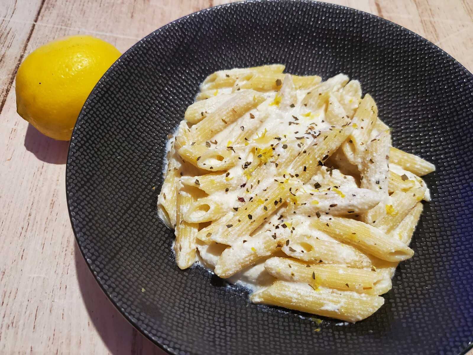 Pâtes citronnées ricotta, ail et parmesan au basilic