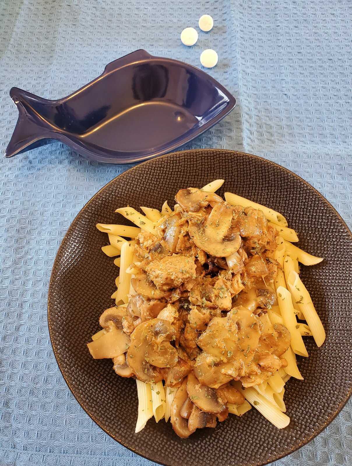 Macaronis au thon, champignons et crème