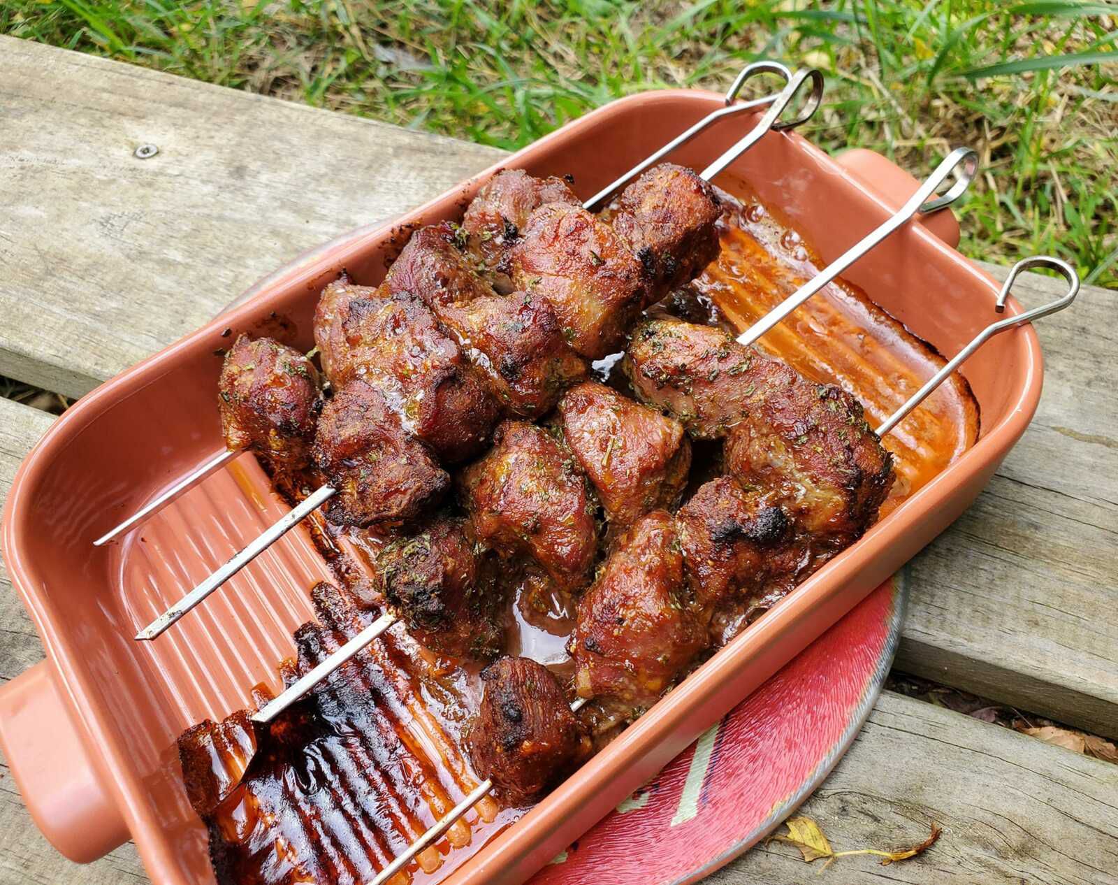 Brochettes de joues de porc au four