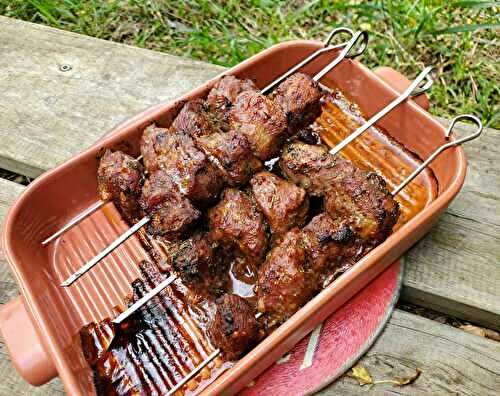 Brochettes de joues de porc au four