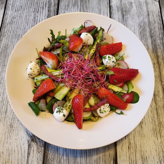 Salade d'asperges vertes aux fraises