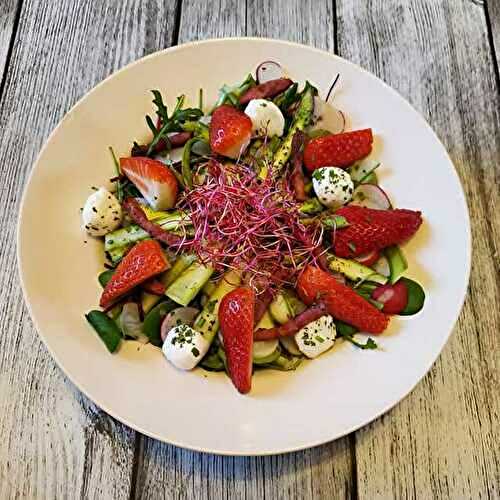 Salade d'asperges vertes aux fraises