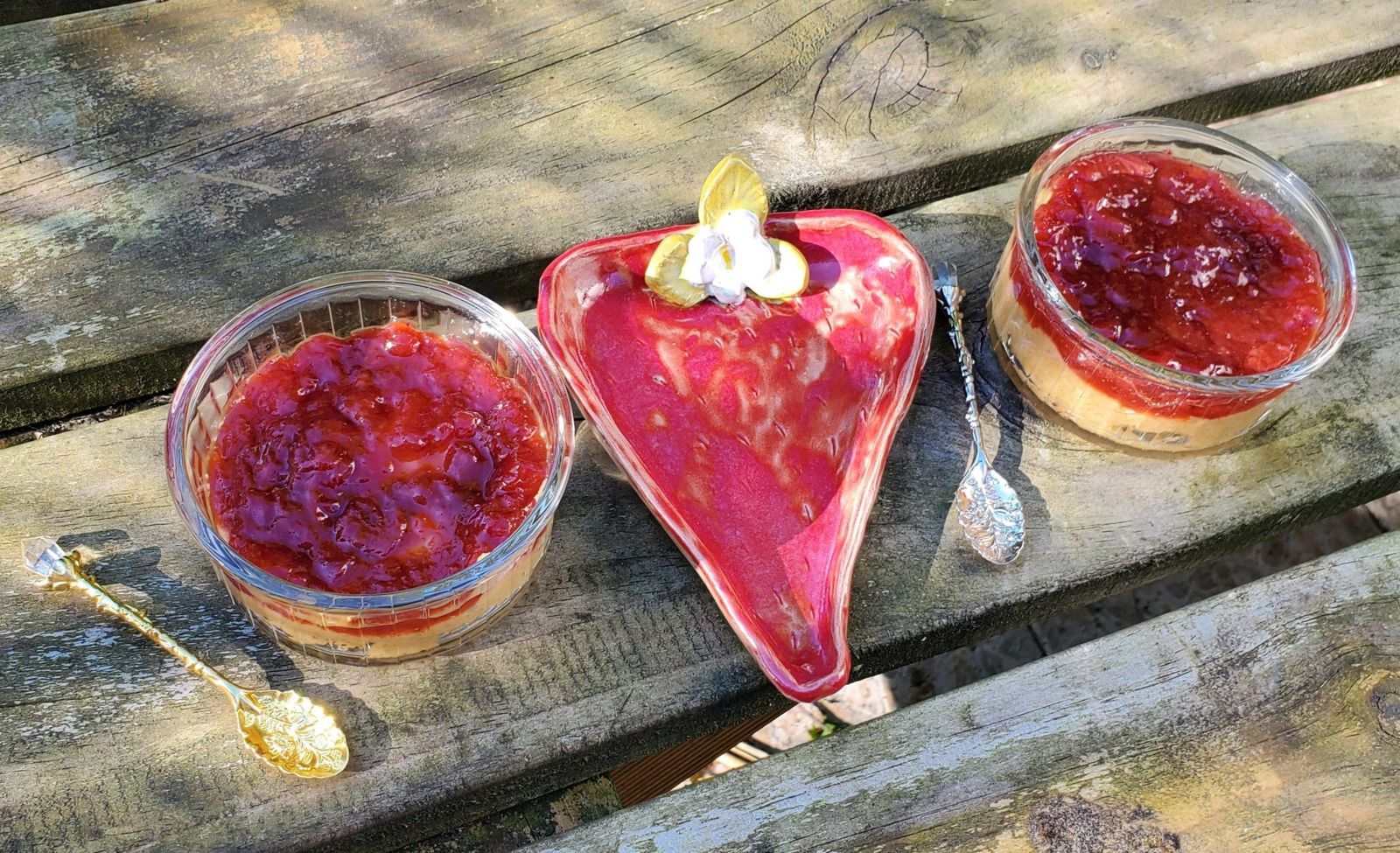Ramequins de cookie dough à la confiture de fraises