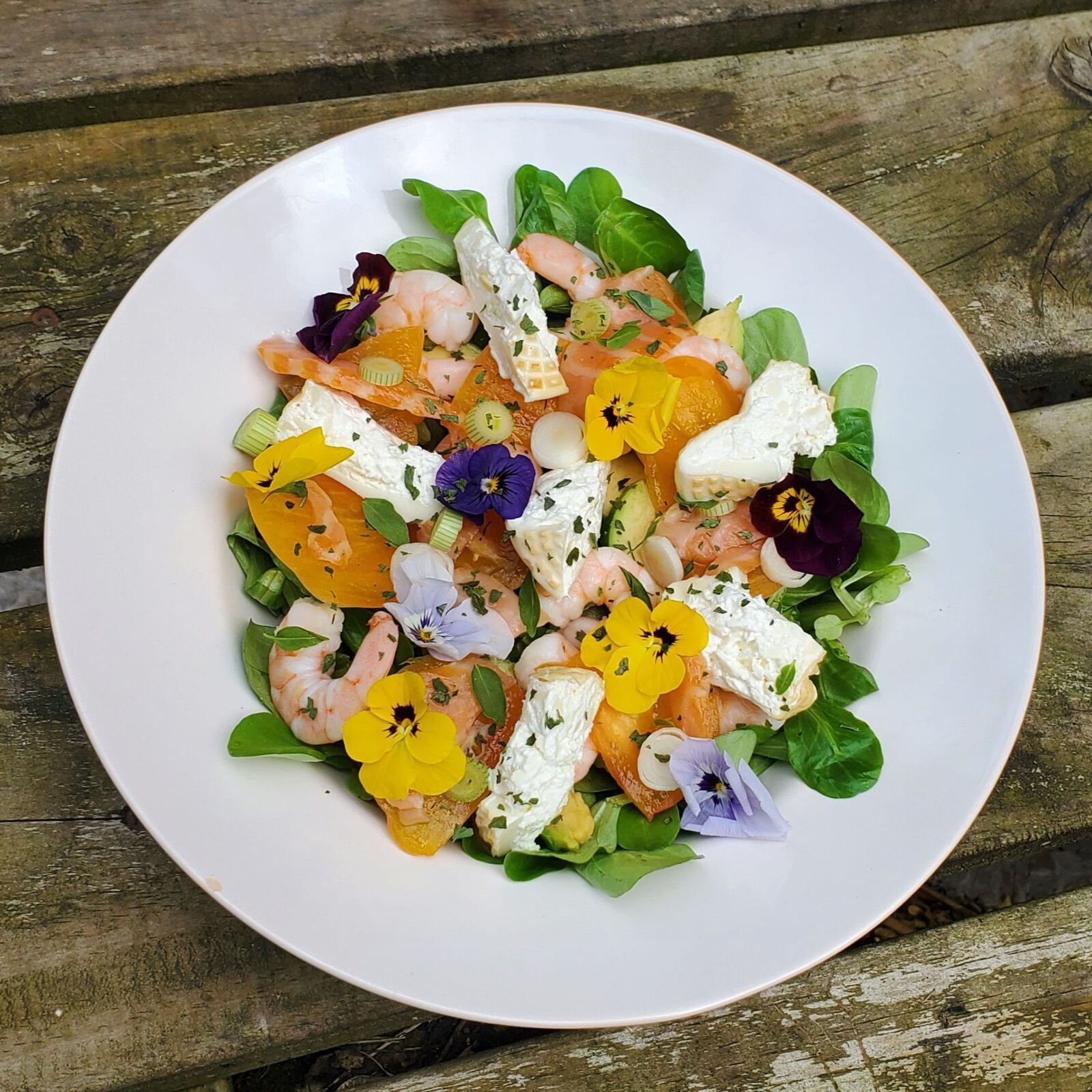 Salade océane aux pensées comestibles