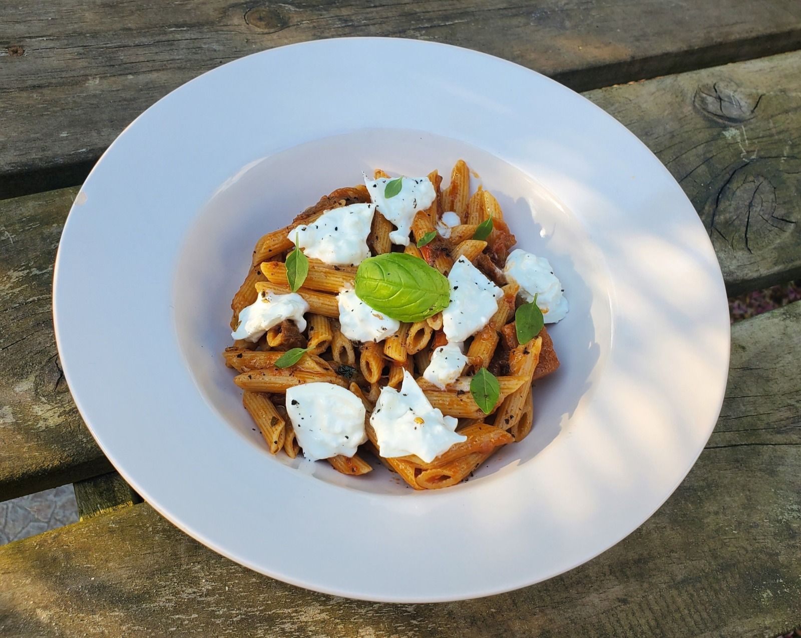 Penne aux tomates cerises, crème d'aubergine et burrata