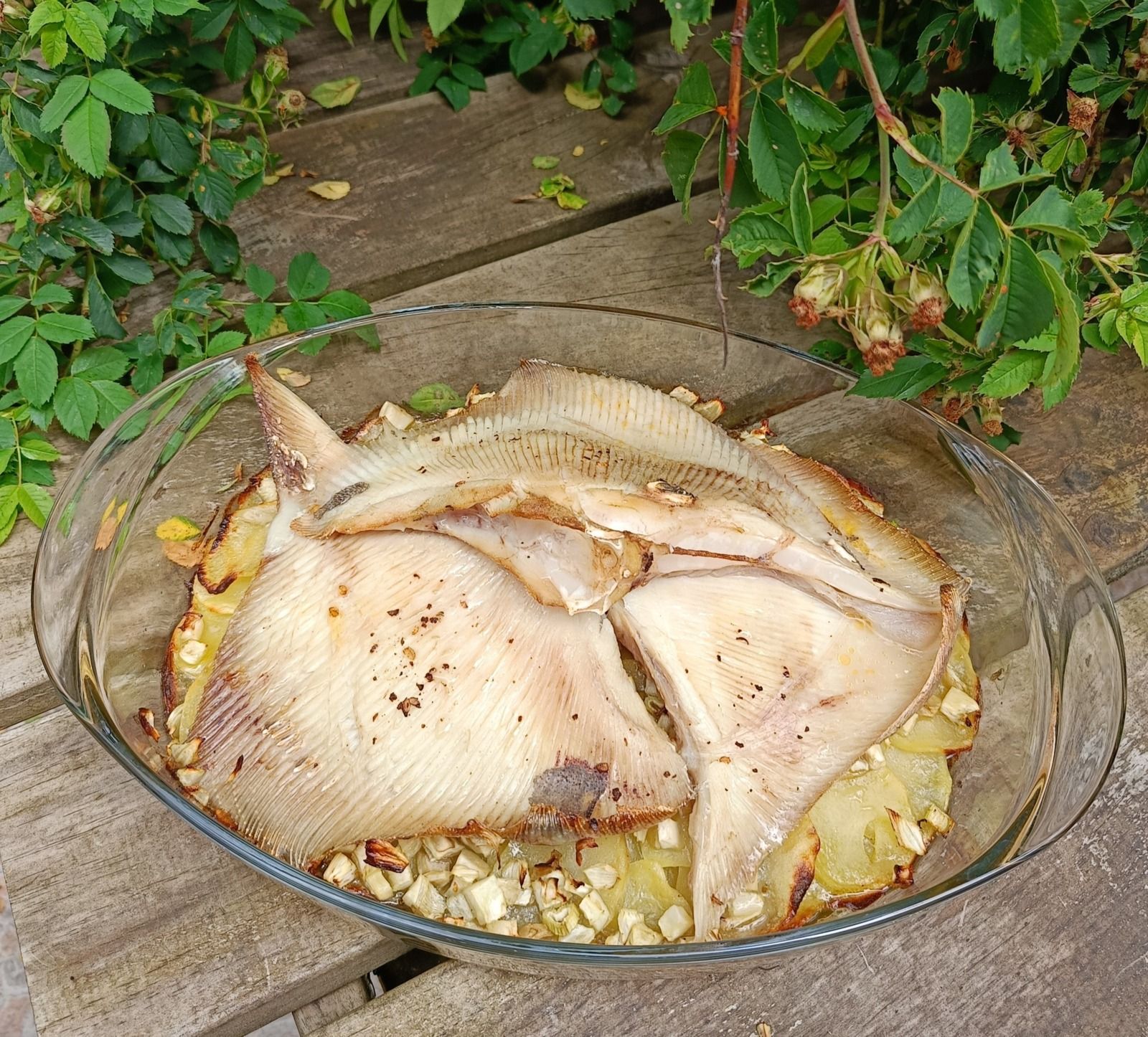 Raie au four sur pommes de terre et fenouil rôtis