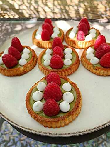 Tartelettes renversées pistache meringues et framboises - Bataille Food #139