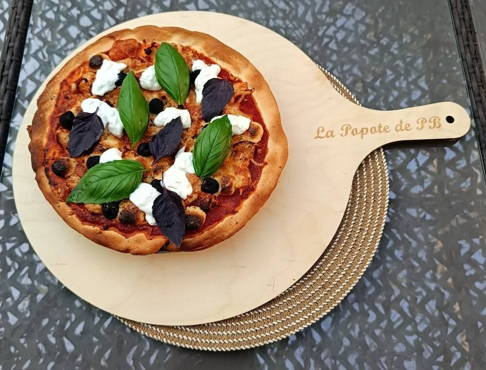 Pizza poulet straciatella et basilic