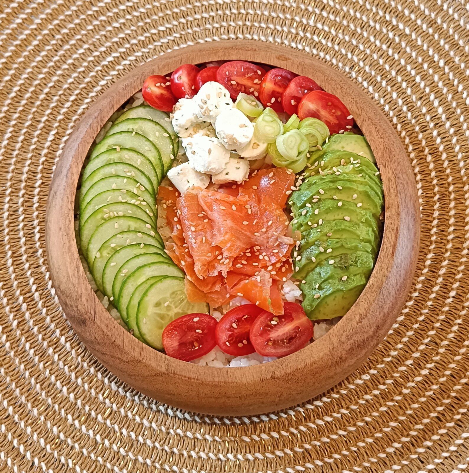Bowl de riz vinaigré à la truite fumée