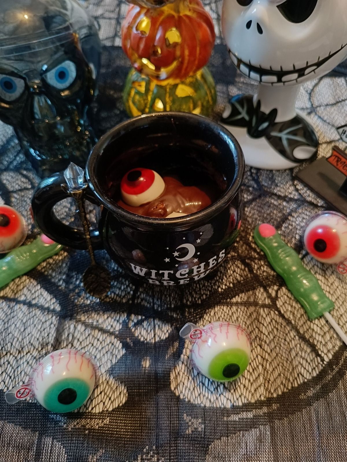 Eyeball mug cake