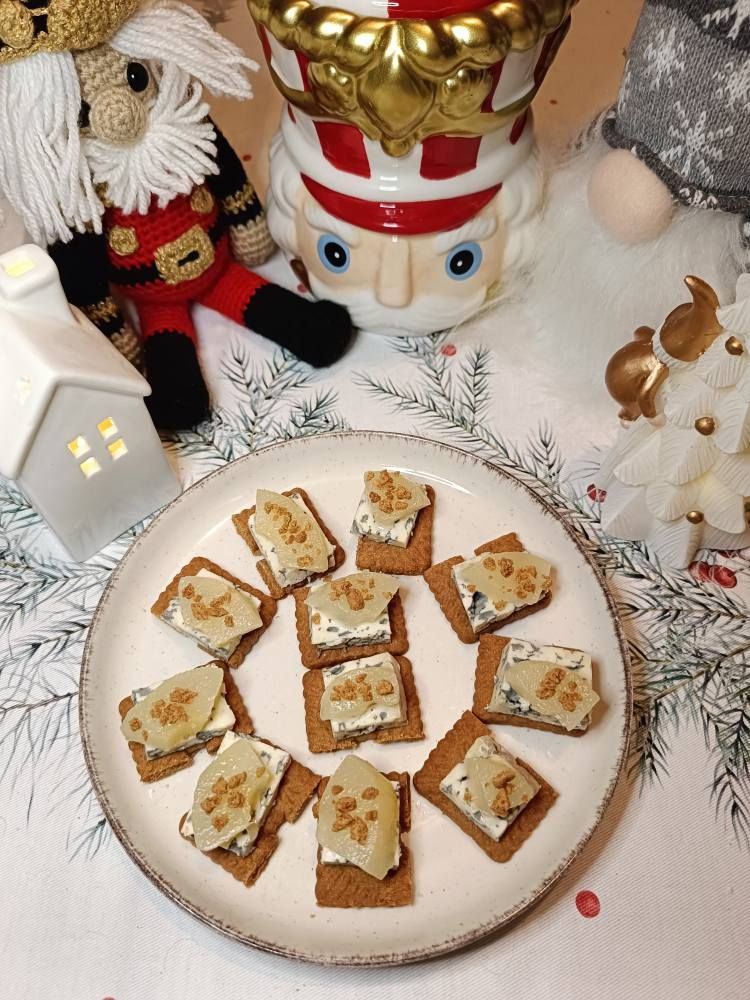 Toasts de spéculoos, fourme d'Ambert et poire