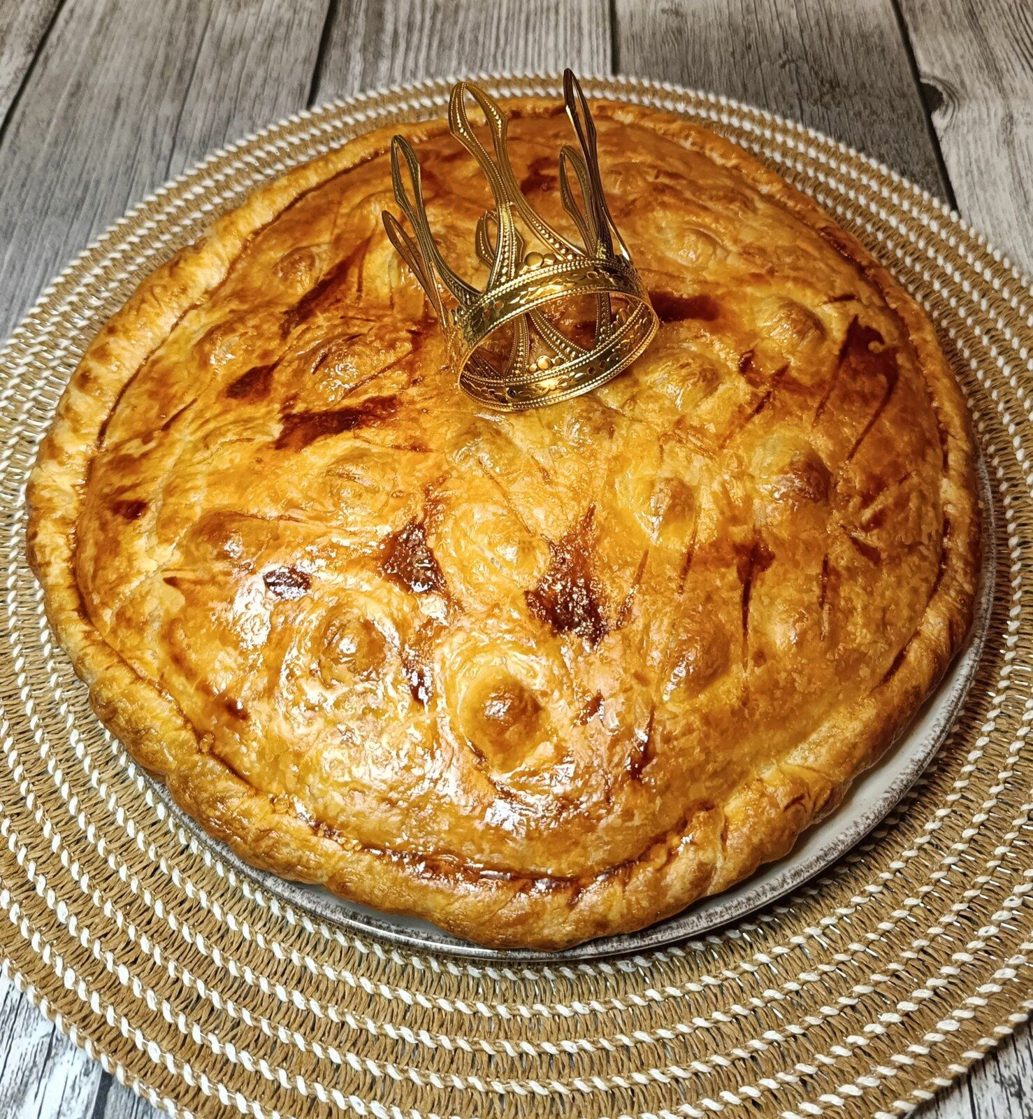 Galette des rois frangipane, chocolat blanc et framboises