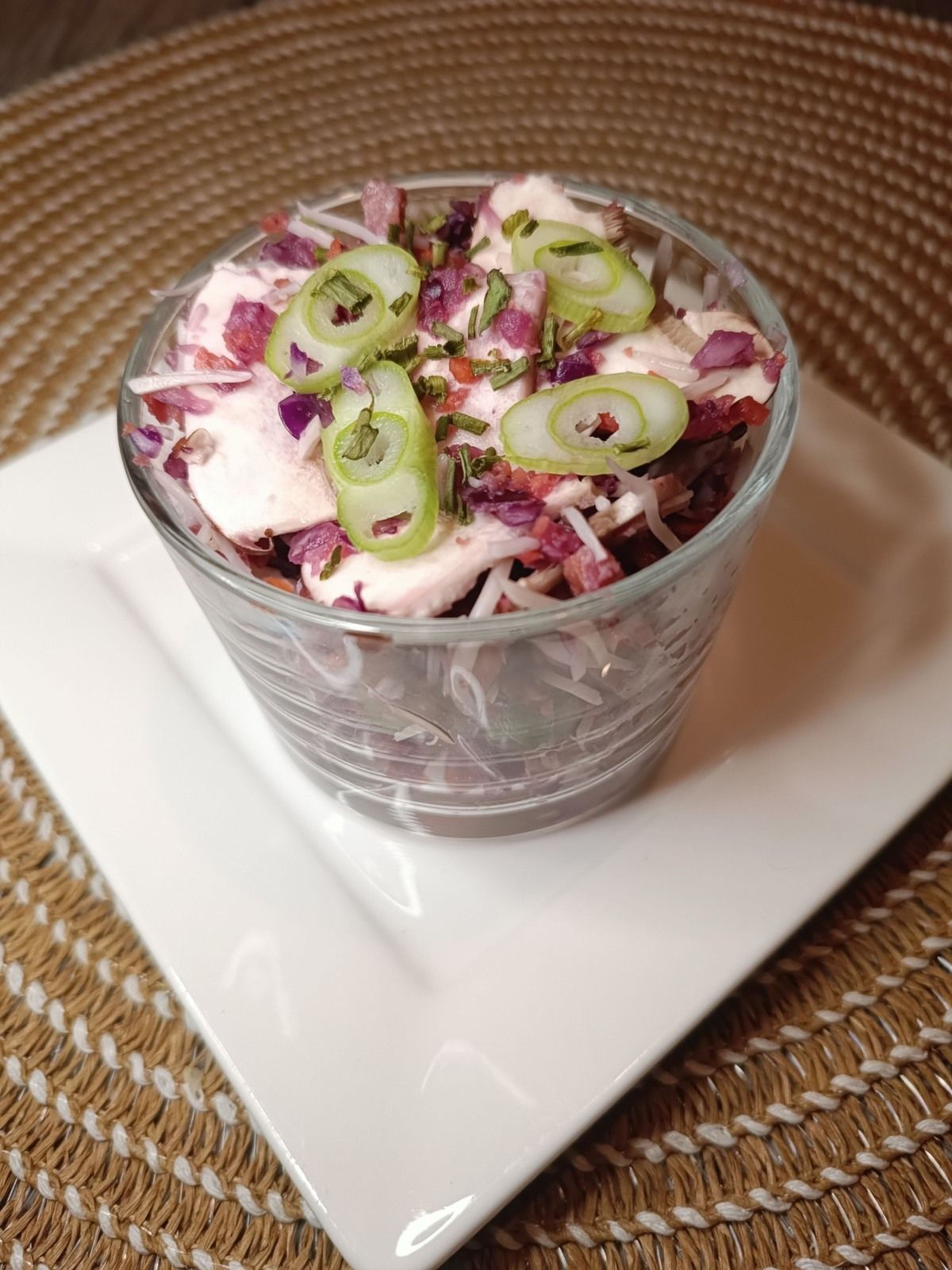 Salade de choux rouge, champignons bruns, lardons de bacon, vinaigrette passion