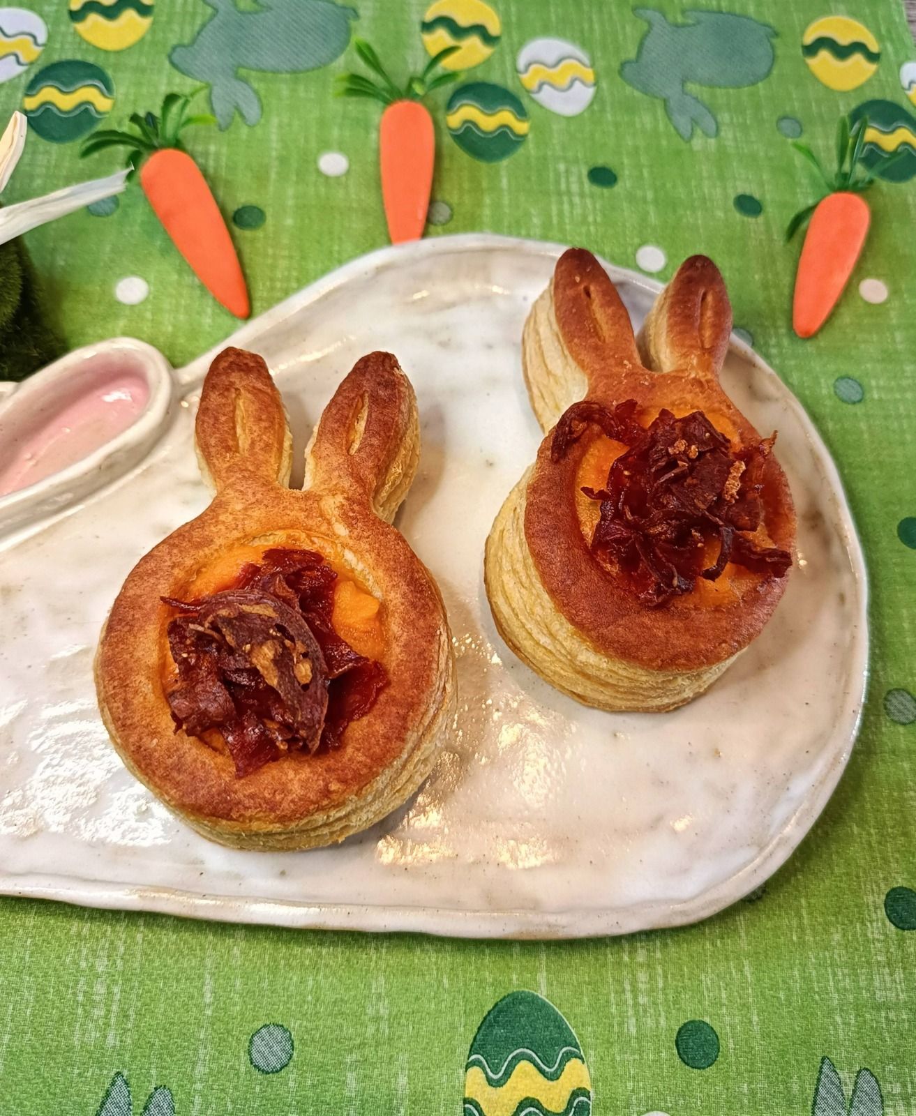 Lapins feuilletés à la purée de carottes et chips de chorizo