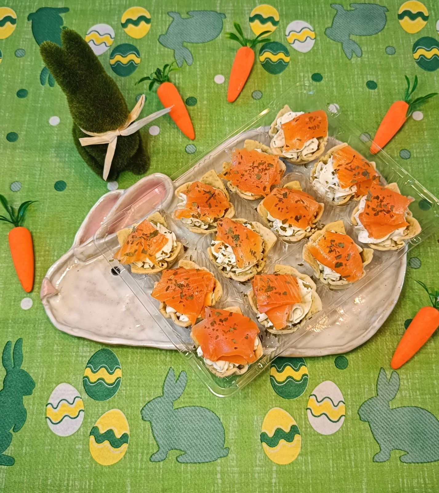 Iris à l'ail, crème de Boursin, truite fumée et ail des ours 