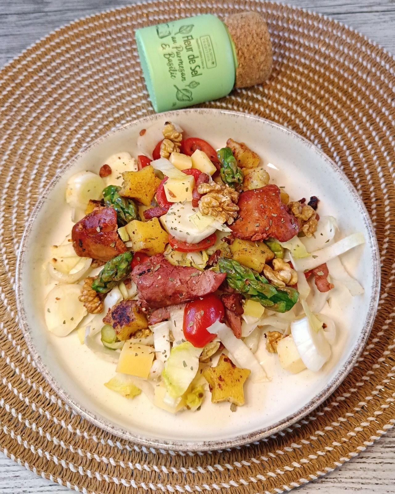 Salade d'endives aux asperges vertes, comté, foies de volaille et gnocchis stars