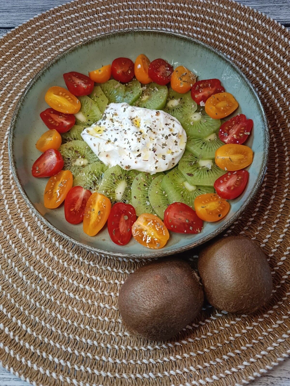 Salade de kiwis, tomates cerises et burrata - Foodista Challenge #132