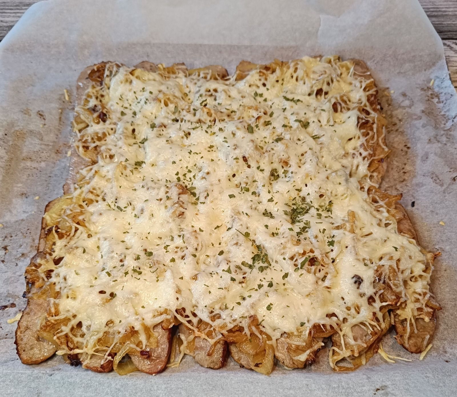 Saucisses gratinées à l'oignon confit