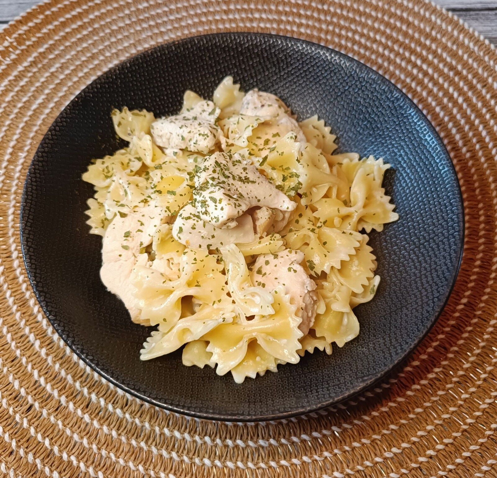 Farfalle au poulet et crème