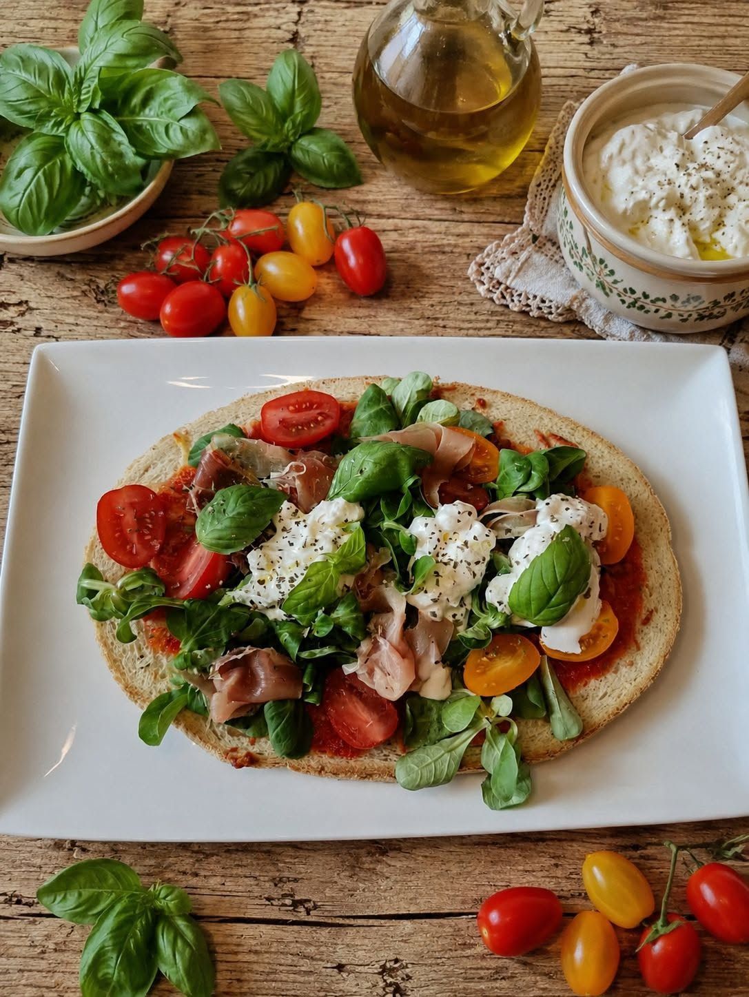 Bruschetta à la confiture de poivrons, straciatella et prosciutto