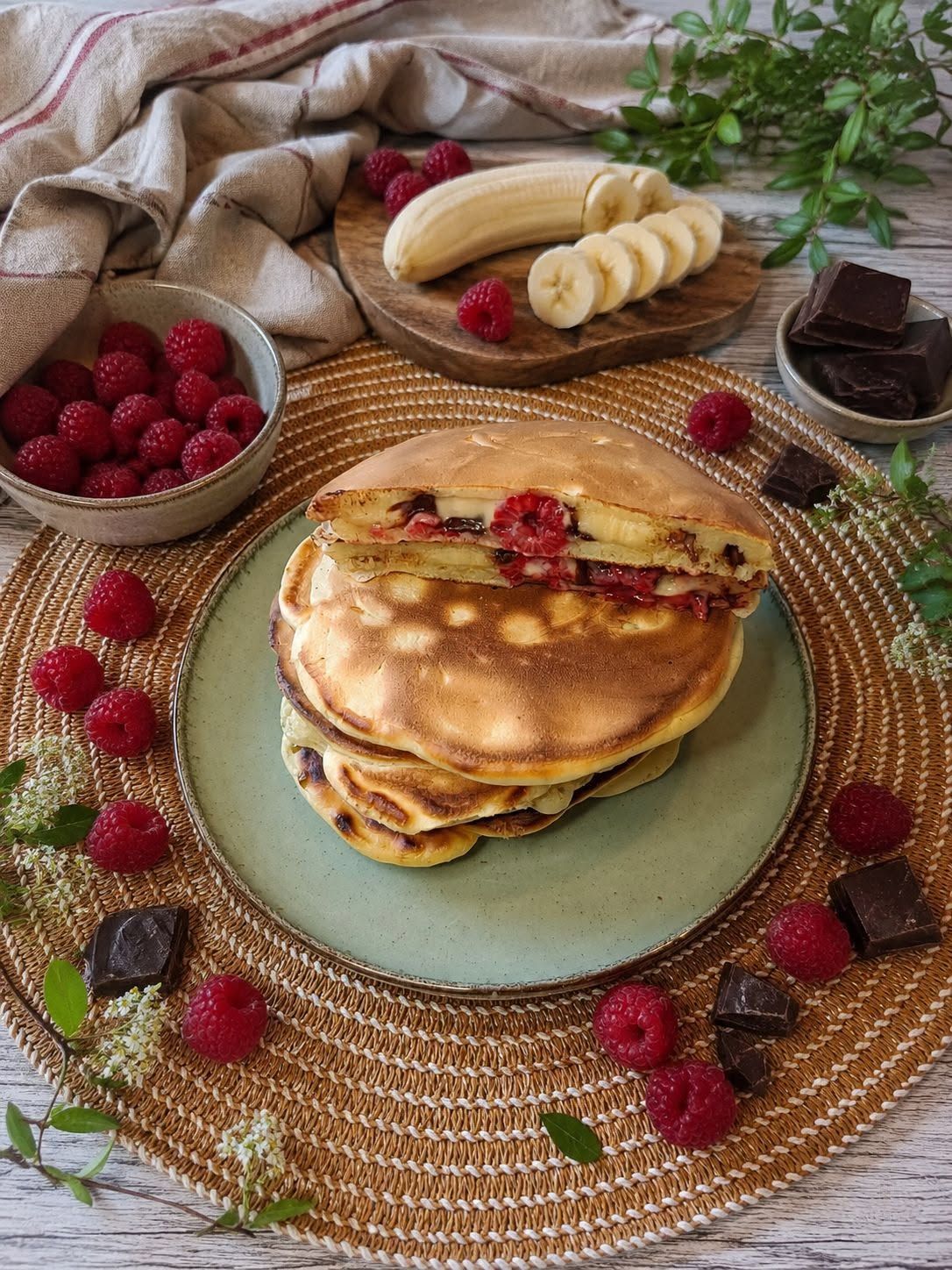 Pancakes géants fourrés framboises, banane et chocolat