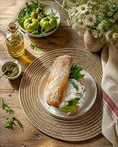 Sandwich ciabatta, pesto, mortadelle, roquette et burrata