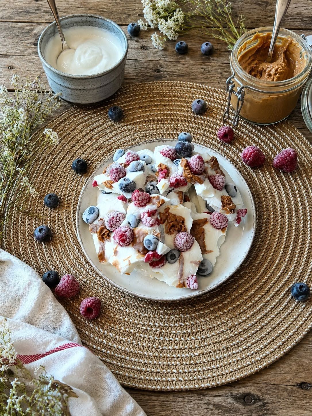 Bouchées glacées au skyr, beurre de cacahuètes et fruits - Foodista Challenge #135