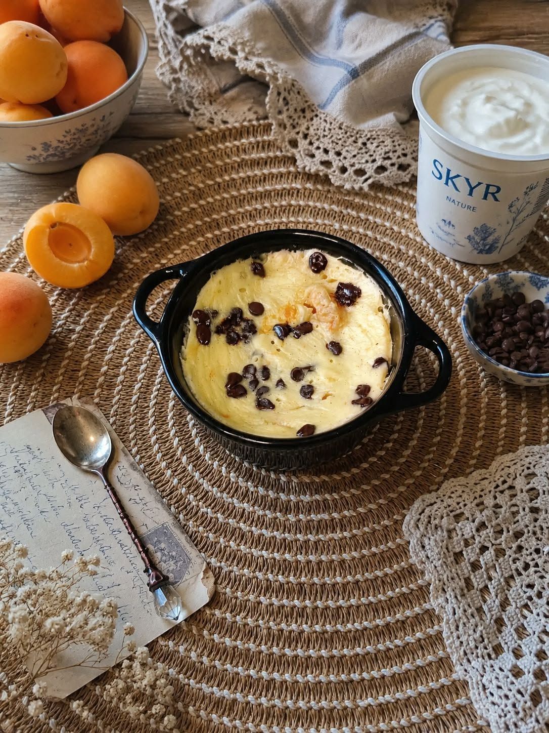 Flan au skyr, abricots et pépites de chocolat