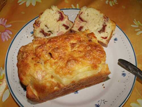 Cake au saumon, à la mozzarella et aux tomates séchées